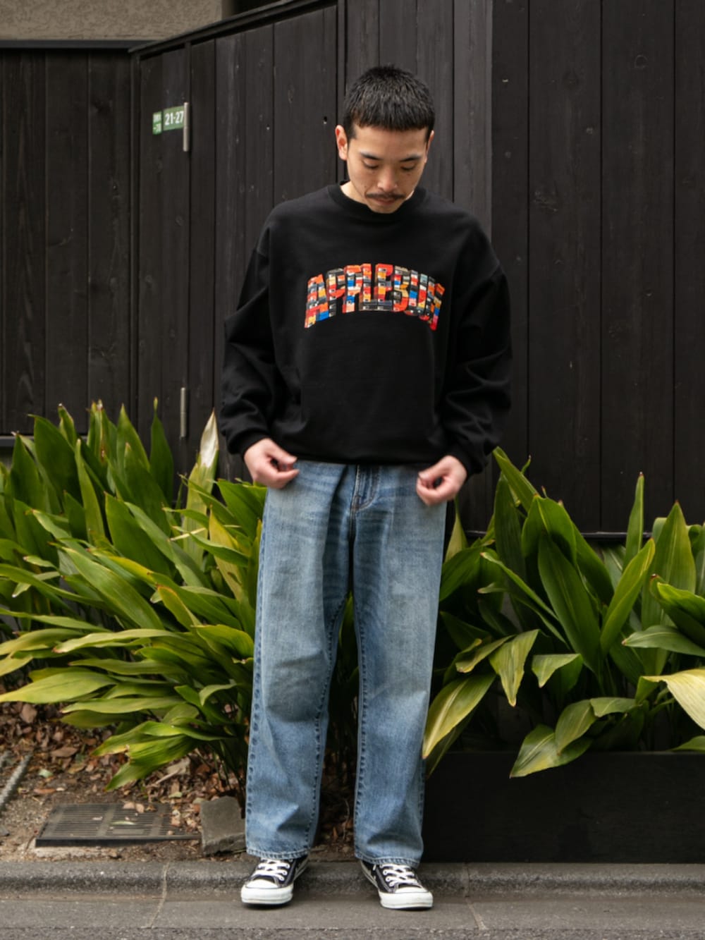 ブラック系のスウェットを着用したメンズの冬コーディネートの2枚目の写真