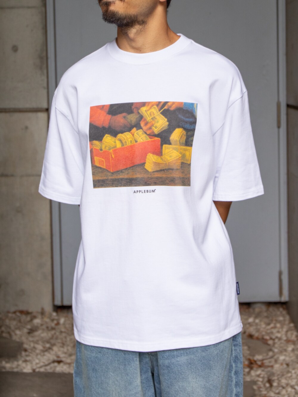 ホワイト系のTシャツ/カットソー、ブルー系のキャップを着用したメンズの夏コーディネートの2枚目の写真