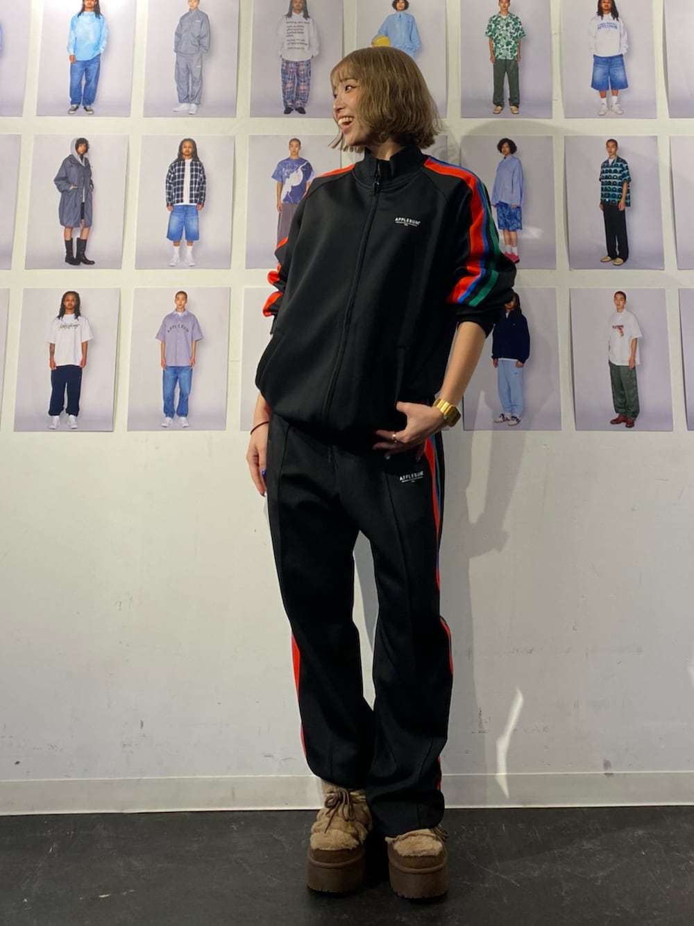 ブラック系のその他パンツ、ブラック系のブルゾンを着用したレディースの冬コーディネートの2枚目の写真