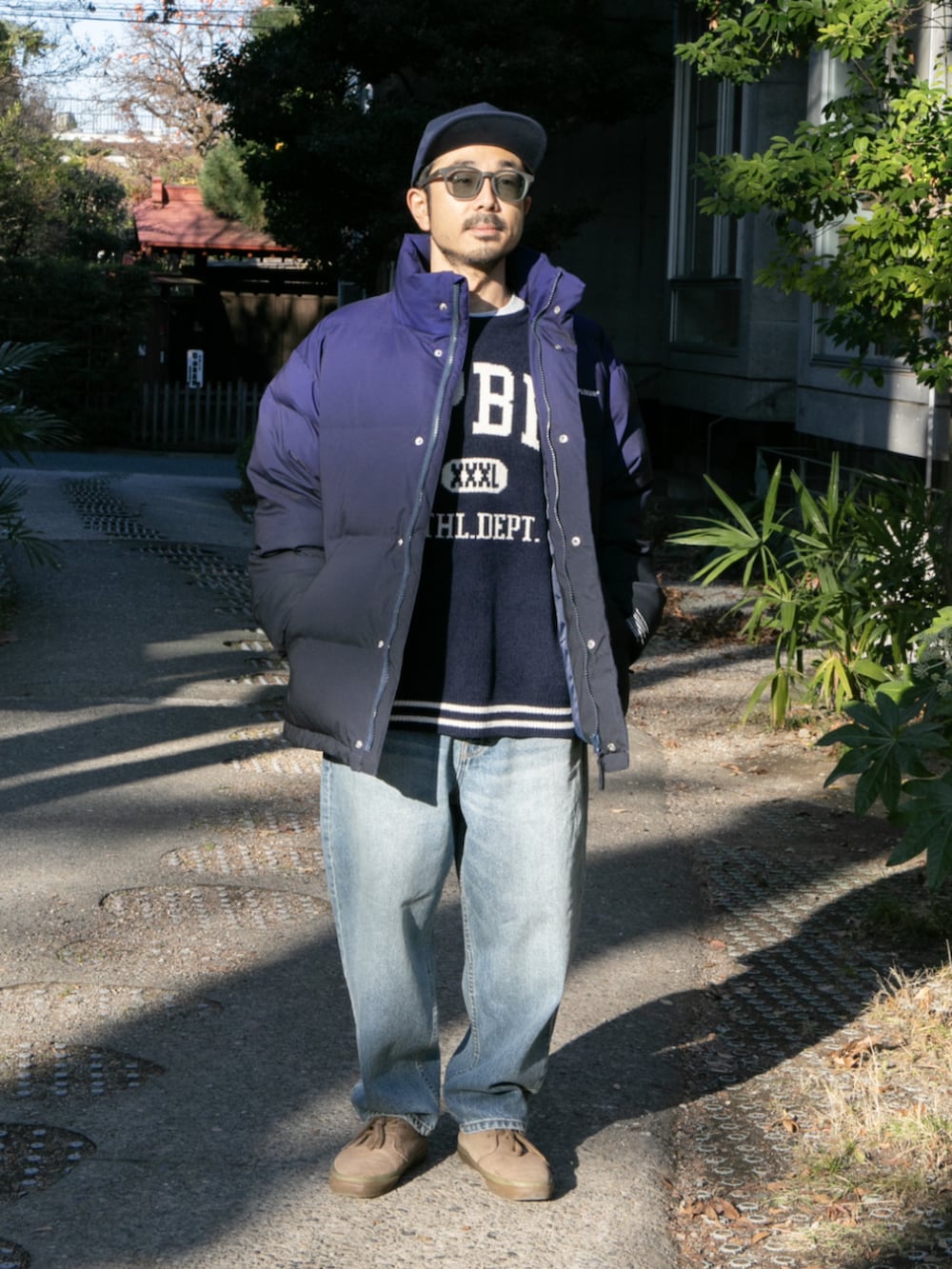 ブルー系のデニムパンツ、ブルー系のダウンジャケット/コートを着用したメンズの冬コーディネートの2枚目の写真