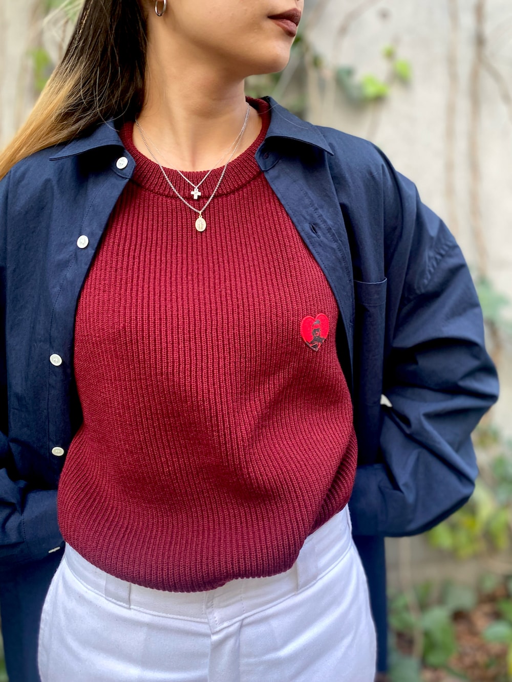 レッド系のニット/セーター、ブルー系のシャツ/ブラウスを着用したレディースの冬コーディネートの3枚目の写真