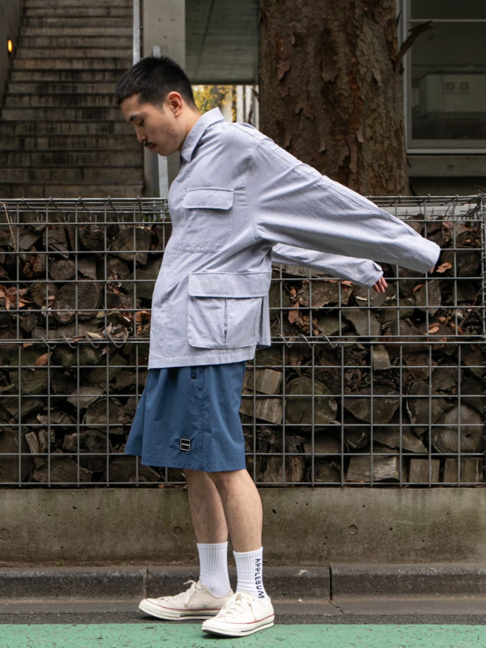 グレー系のシャツ/ブラウス、ブルー系のその他パンツを着用したメンズの春コーディネートの3枚目の写真