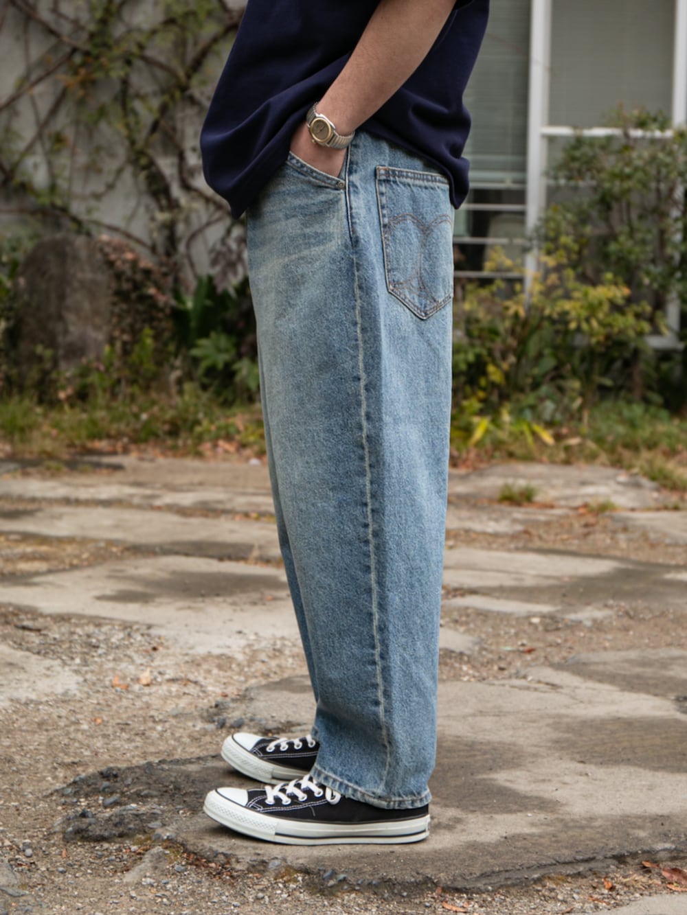 ブルー系のデニムパンツ、ブルー系のTシャツ/カットソーを着用したメンズの春コーディネートの3枚目の写真