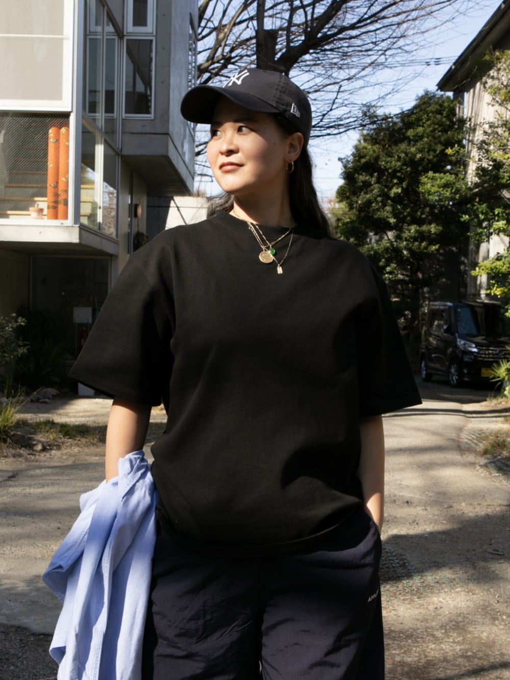 ブラック系のTシャツ/カットソー、ブルー系のその他パンツ、ブルー系のシャツ/ブラウスを着用したレディースの春コーディネートの2枚目の写真