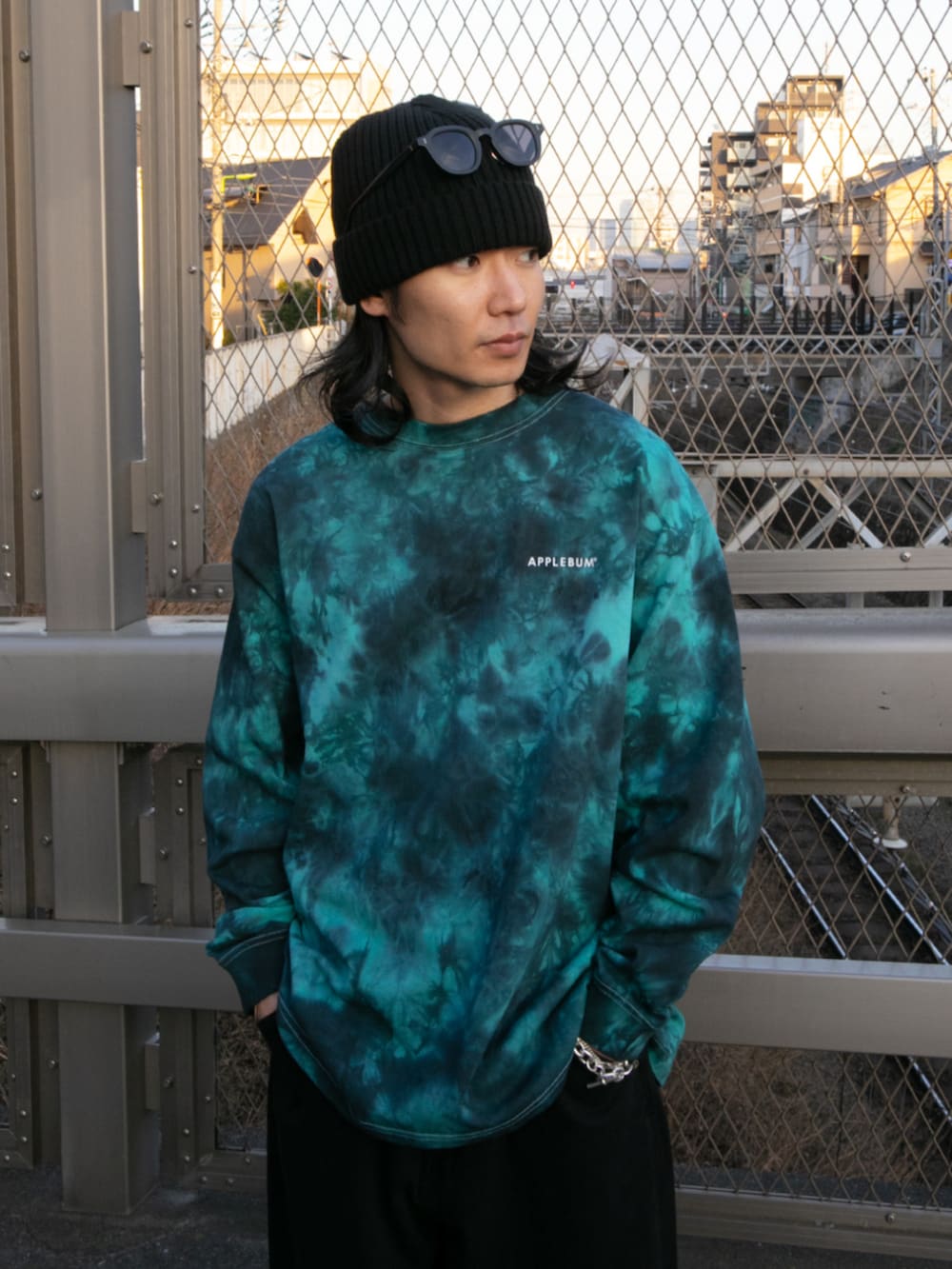 ブラック系のデニムパンツ、グリーン系のTシャツ/カットソーを着用したメンズの春コーディネートの2枚目の写真