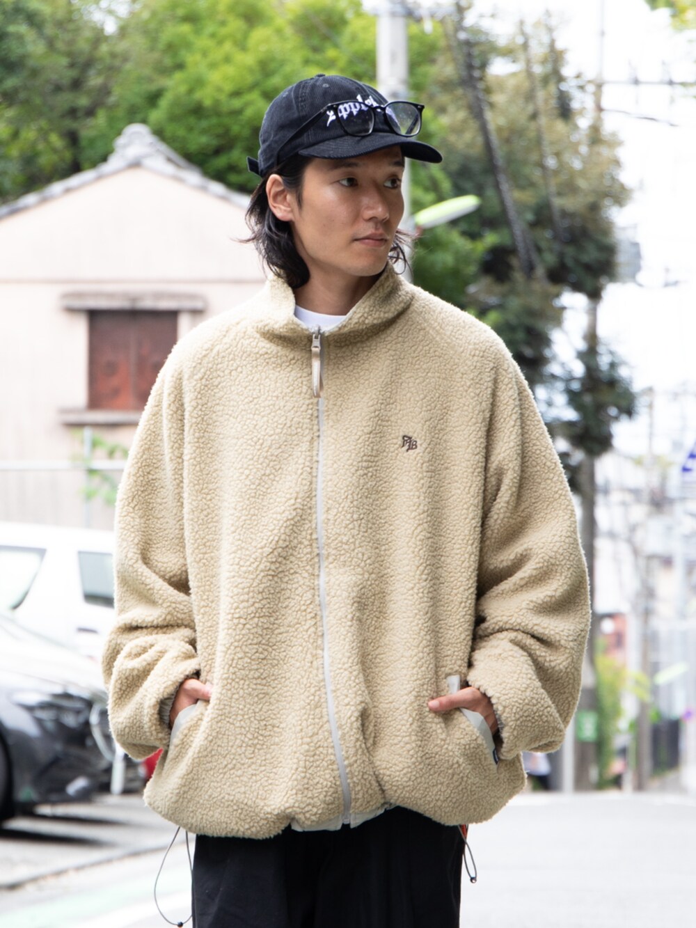 ベージュ系のブルゾン、ブラック系のその他パンツを着用したメンズの秋コーディネートの3枚目の写真