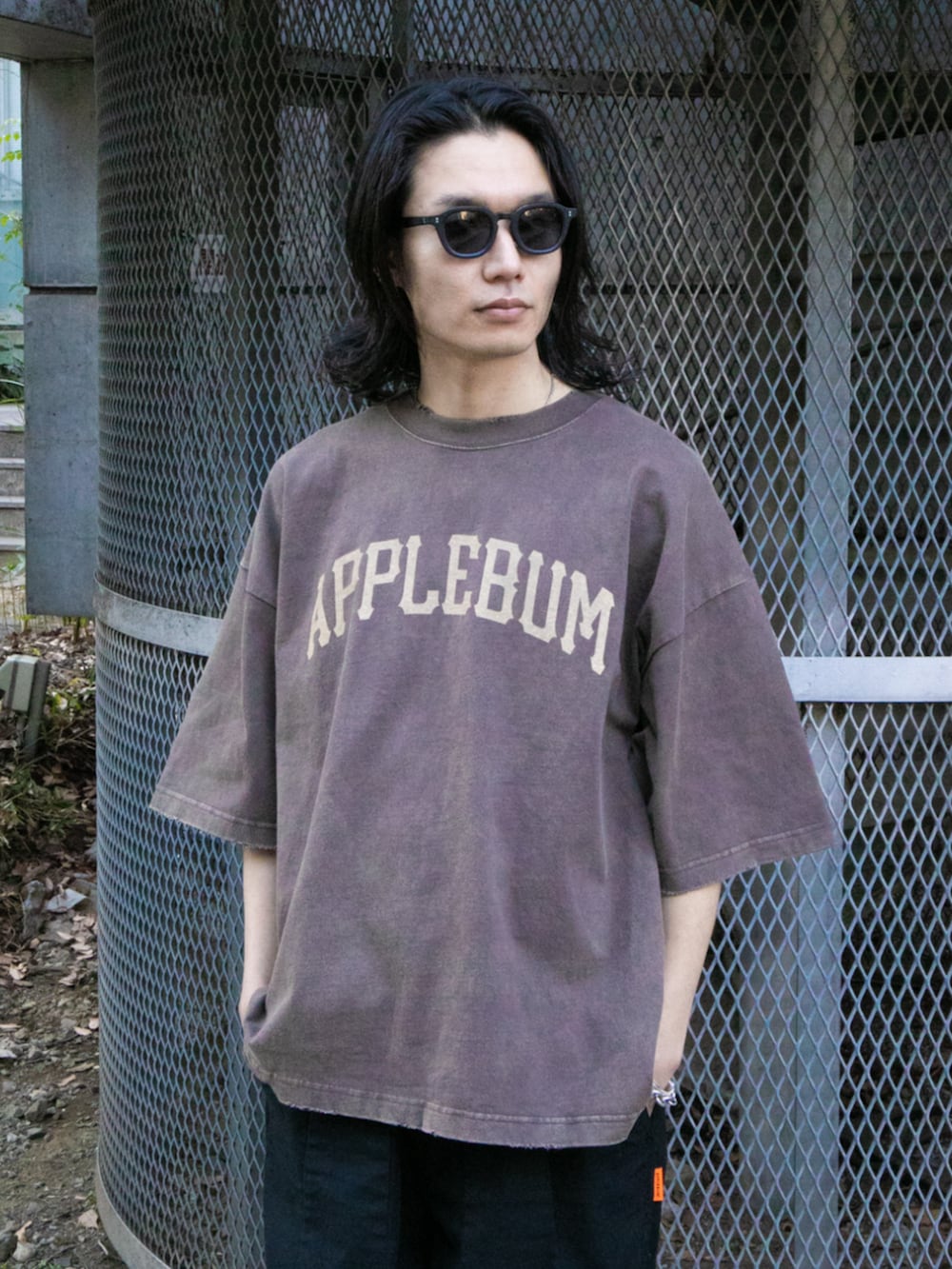 ブラウン系のTシャツ/カットソーを着用したメンズの春コーディネートの3枚目の写真