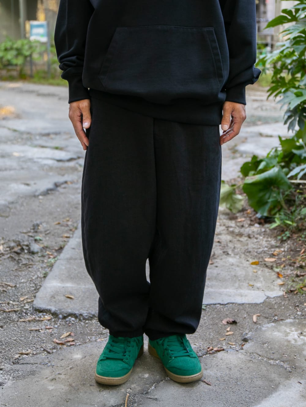 ブラック系のパーカー、ブラック系のデニムパンツ、ブラック系のキャップを着用したメンズの秋コーディネートの4枚目の写真