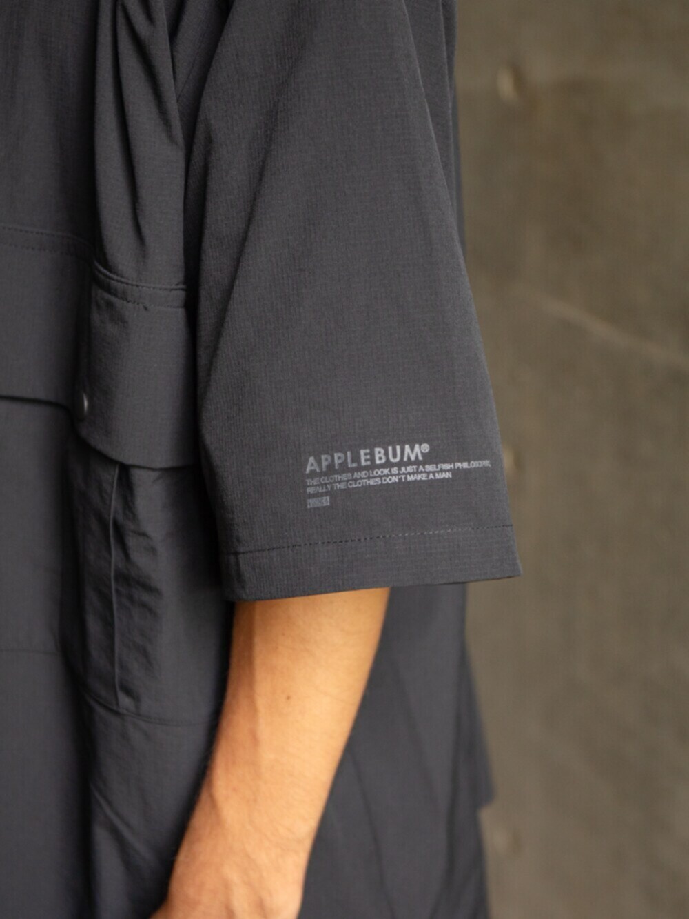 ブラック系のシャツ/ブラウス、ベージュ系のトートバッグを着用したレディースの夏コーディネートの2枚目の写真