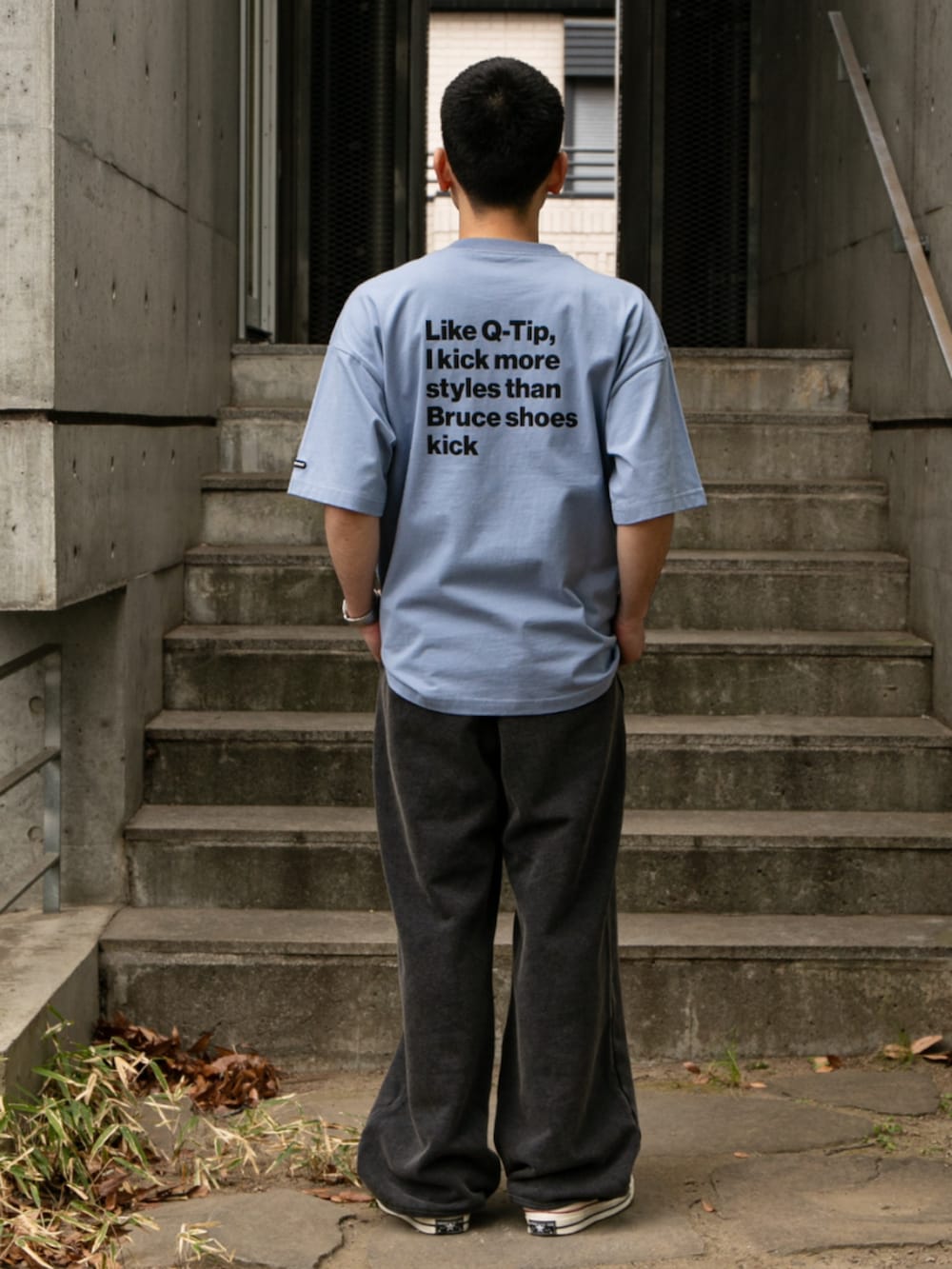 ブルー系のTシャツ/カットソー、ブラック系のスウェットパンツを着用したメンズの春コーディネートの2枚目の写真