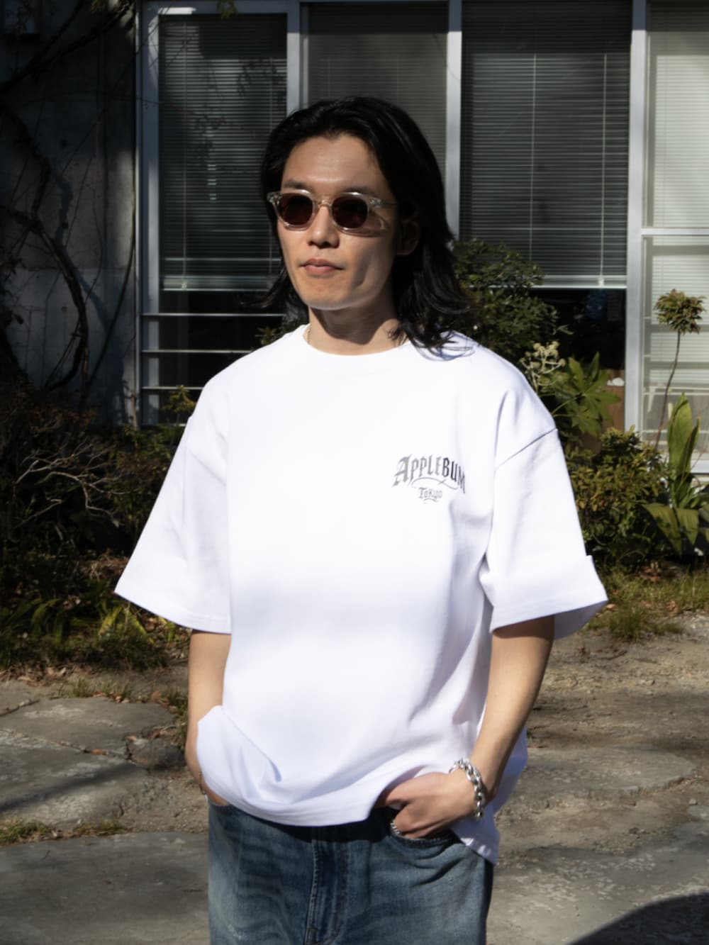 ホワイト系のTシャツ/カットソー、ブルー系のデニムパンツを着用したレディースの春コーディネートの2枚目の写真