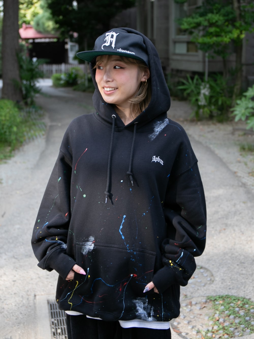 ブラック系のパーカー、ブラック系のキャップを着用したレディースの秋コーディネートの2枚目の写真