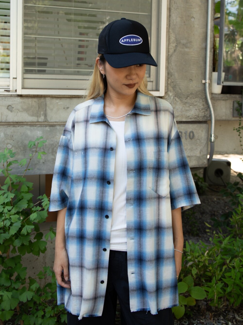 ブルー系のシャツ/ブラウス、ブルー系のキャップを着用したレディースの夏コーディネートの2枚目の写真