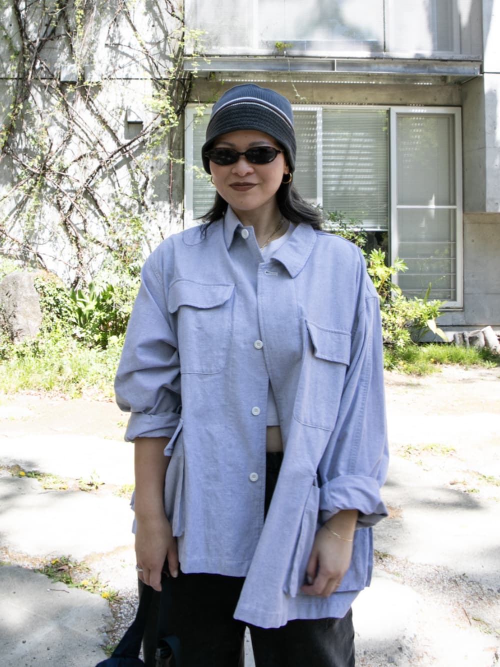 ブルー系のシャツ/ブラウスを着用したレディースの春コーディネートの2枚目の写真