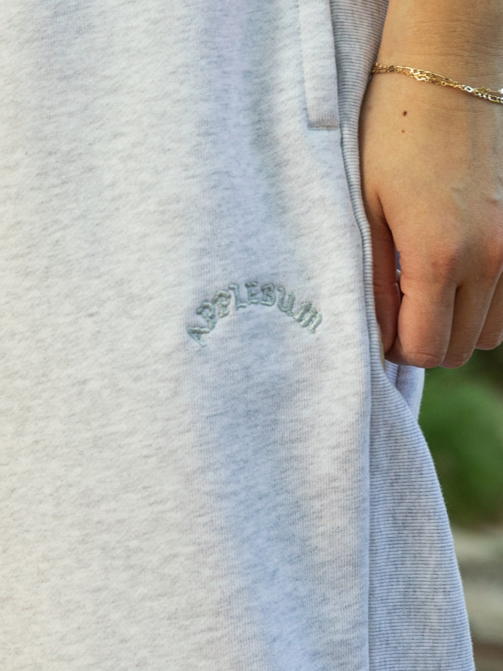 グレー系のスウェットパンツを着用したレディースの春コーディネートの3枚目の写真