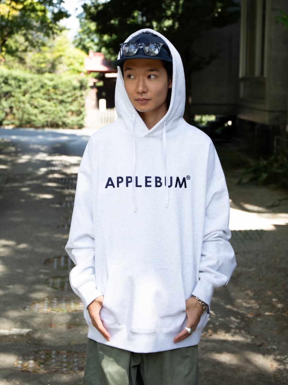 グレー系のパーカーを着用したメンズの冬コーディネートの2枚目の写真