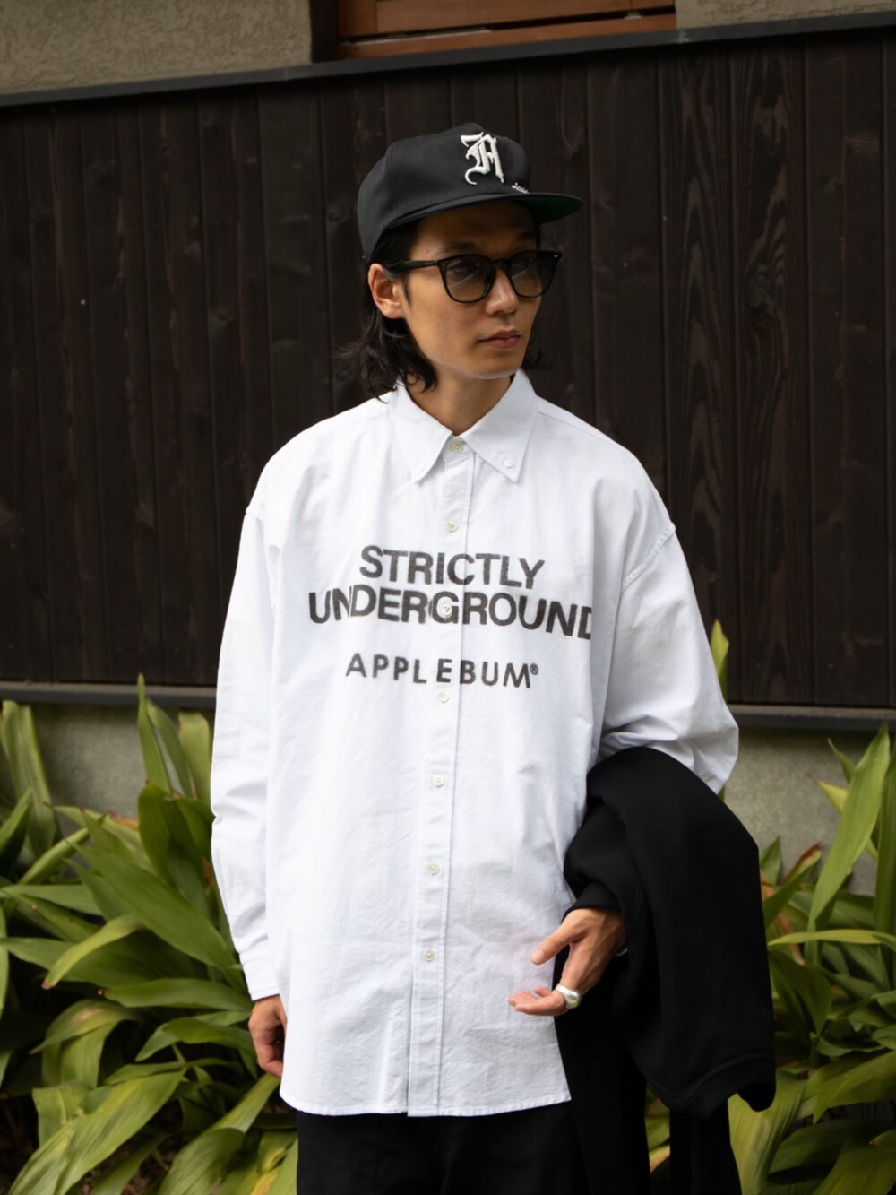 ホワイト系のシャツ/ブラウス、ブラック系のスウェット、ブラック系のキャップを着用したメンズの秋コーディネートの2枚目の写真