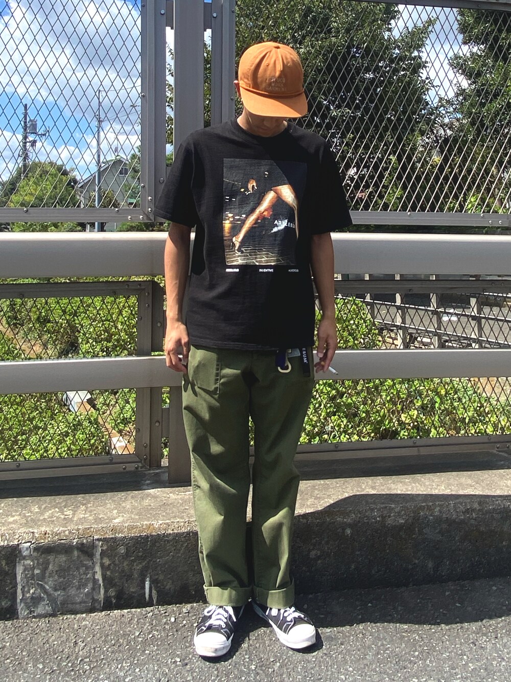 ブラック系のTシャツ/カットソーを着用したメンズの秋コーディネートの2枚目の写真