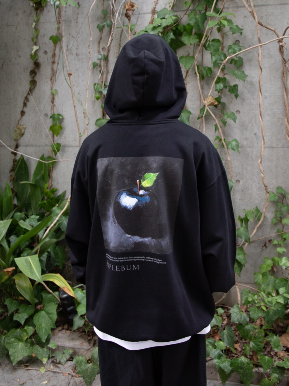 ブラック系のパーカー、ブルー系のキャップを着用したメンズの秋コーディネートの2枚目の写真