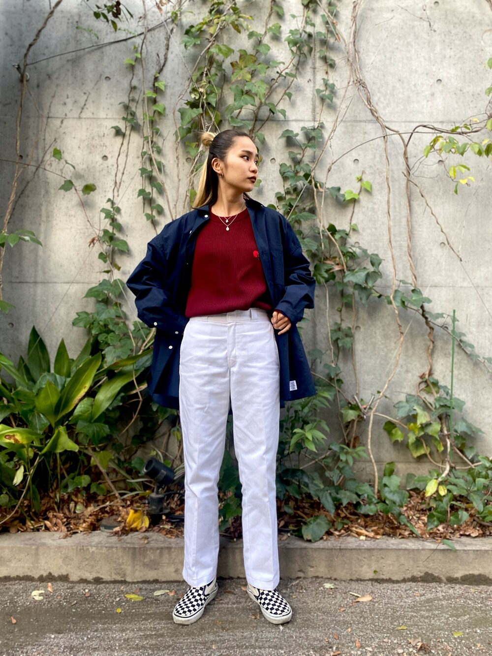 レッド系のニット/セーター、ブルー系のシャツ/ブラウスを着用したレディースの冬コーディネートの2枚目の写真