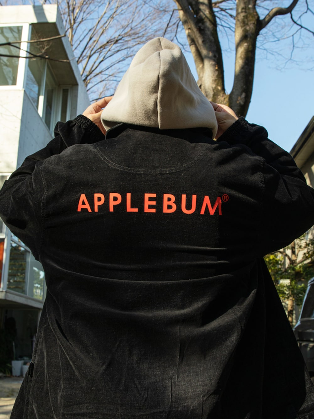 グレー系のパーカー、ブラック系のその他アウターを着用したメンズの春コーディネートの4枚目の写真