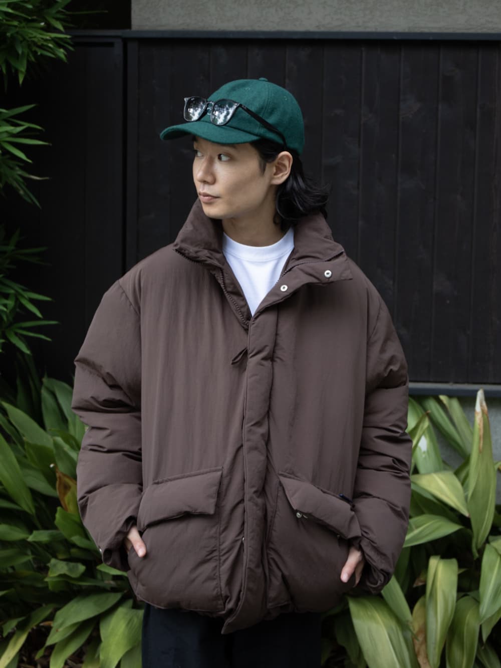 ブラック系のその他パンツを着用したメンズの秋コーディネートの2枚目の写真