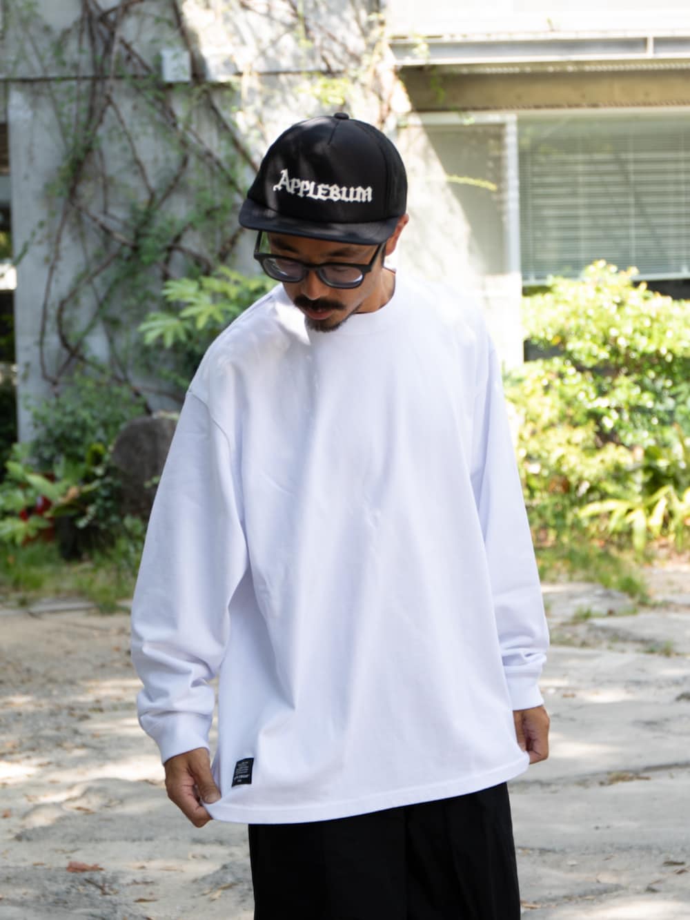 ホワイト系のTシャツ/カットソーを着用したメンズの秋コーディネートの3枚目の写真