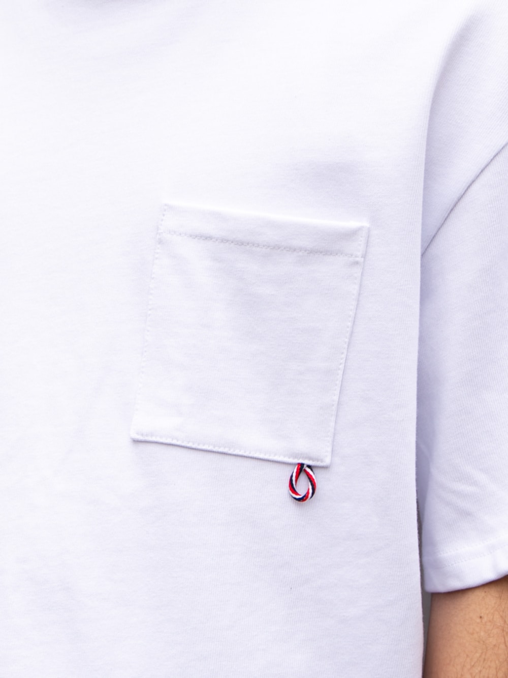 ブルー系のデニムパンツ、ホワイト系のTシャツ/カットソーを着用したメンズの春コーディネートの3枚目の写真