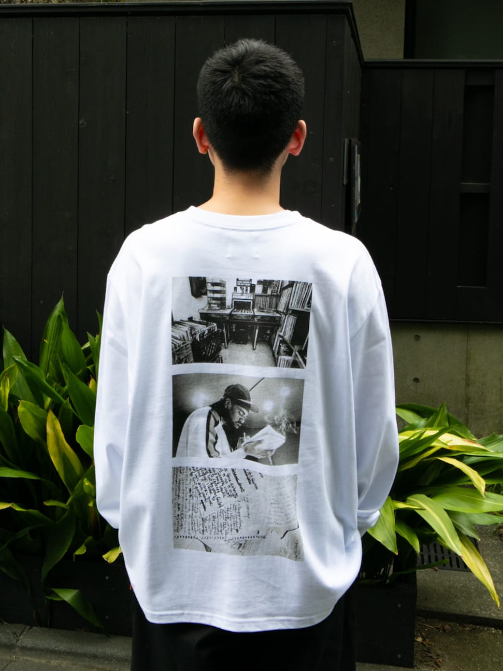 ホワイト系のTシャツ/カットソーを着用したメンズの秋コーディネートの5枚目の写真