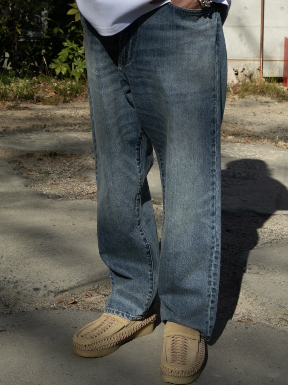 ホワイト系のTシャツ/カットソー、ブルー系のデニムパンツを着用したレディースの春コーディネートの3枚目の写真