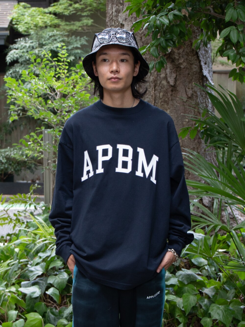ブルー系のTシャツ/カットソー、ブラック系のスウェットパンツを着用したメンズの秋コーディネートの2枚目の写真