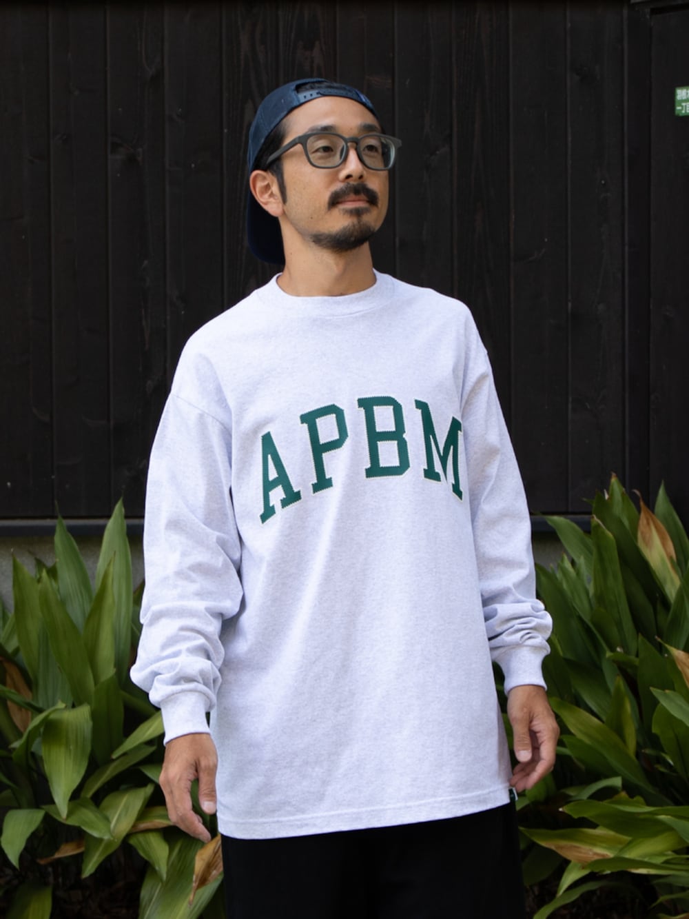 グレー系のTシャツ/カットソーを着用したメンズの秋コーディネートの2枚目の写真