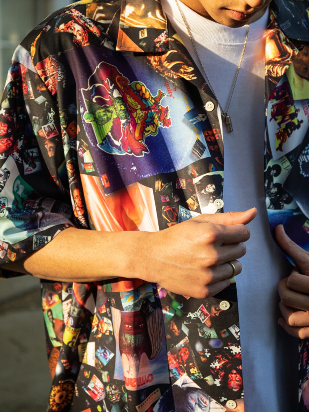 その他のシャツ/ブラウス、ブラック系のその他パンツを着用したメンズの春コーディネートの3枚目の写真