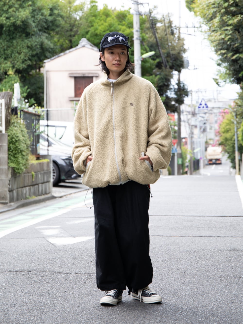 ベージュ系のブルゾン、ブラック系のその他パンツを着用したメンズの秋コーディネートの2枚目の写真