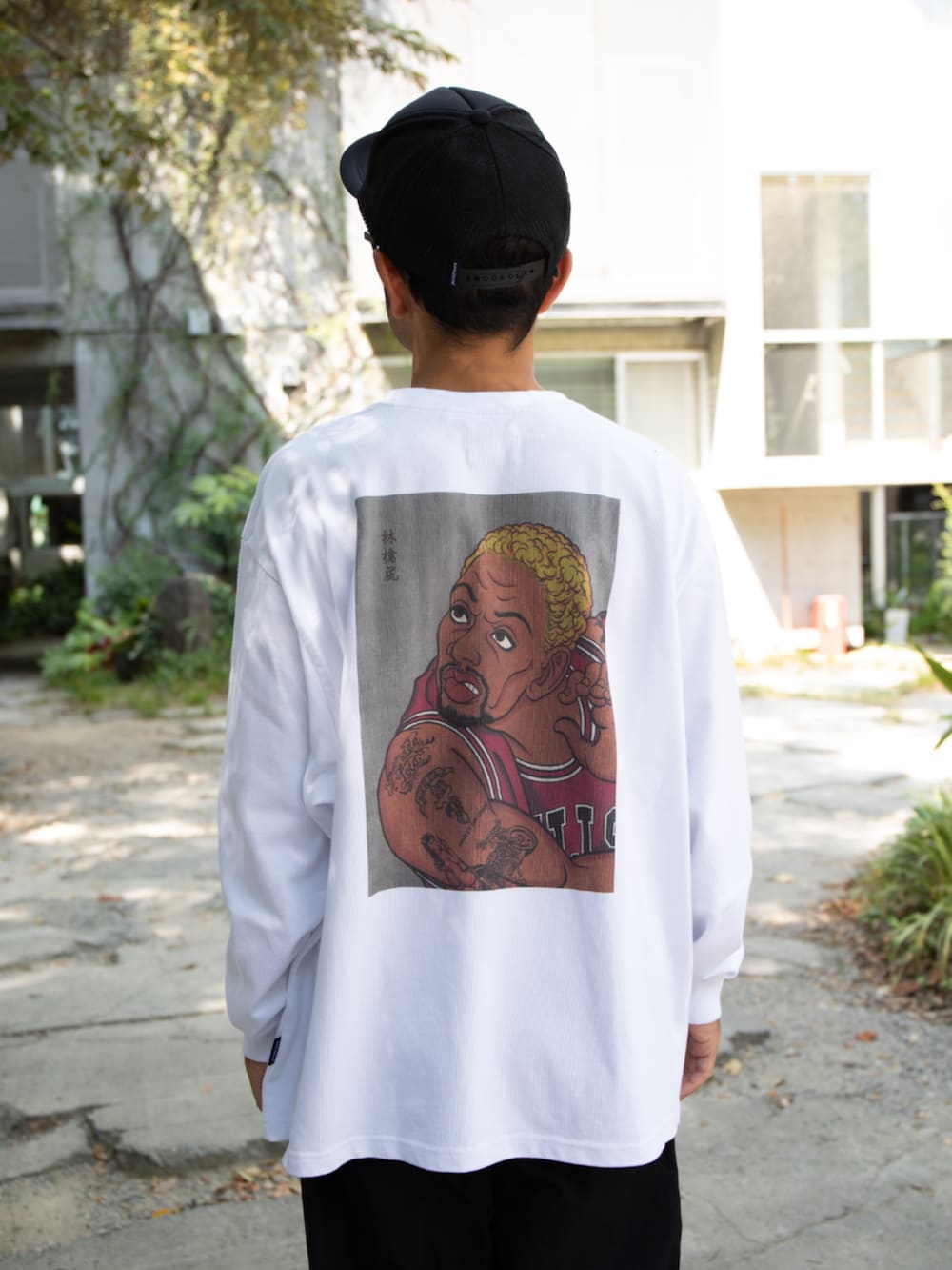 ホワイト系のTシャツ/カットソーを着用したメンズの秋コーディネートの2枚目の写真