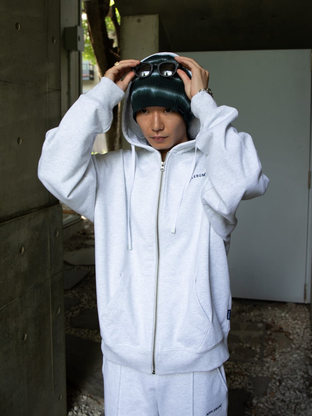 ブラック系のその他アウター、グレー系のパーカー、グレー系のスウェットパンツを着用したメンズの秋コーディネートの3枚目の写真