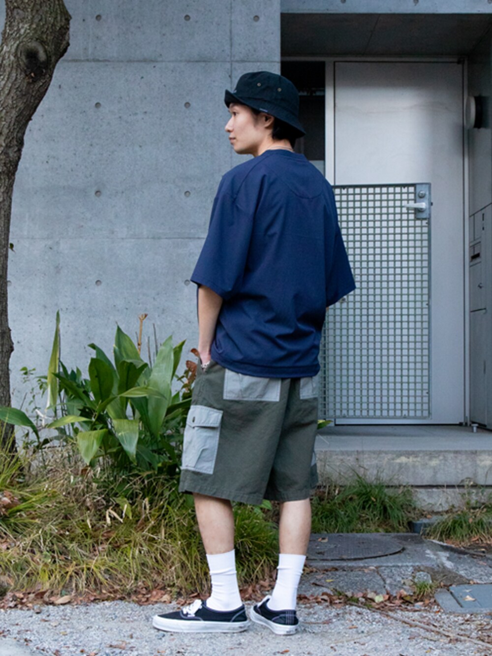 グリーン系のカーゴパンツ、ブルー系のTシャツ/カットソーを着用したメンズの夏コーディネートの2枚目の写真