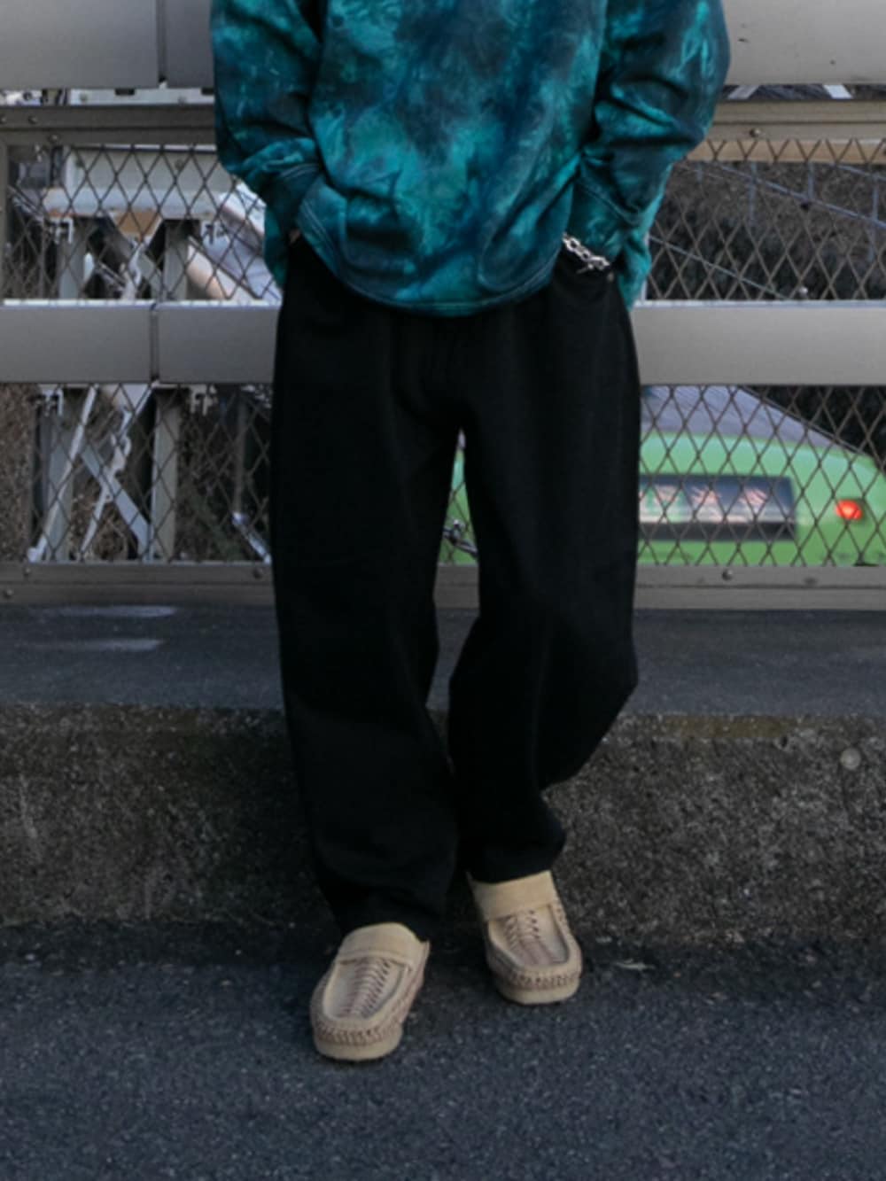 ブラック系のデニムパンツ、グリーン系のTシャツ/カットソーを着用したメンズの春コーディネートの4枚目の写真