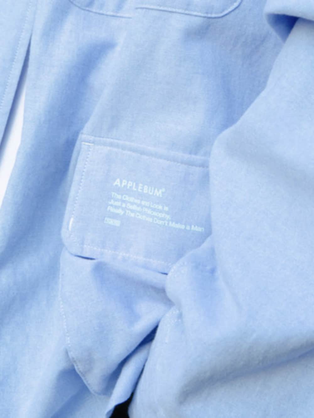 ブルー系のシャツ/ブラウス、ブルー系のその他パンツを着用したメンズの春コーディネートの2枚目の写真