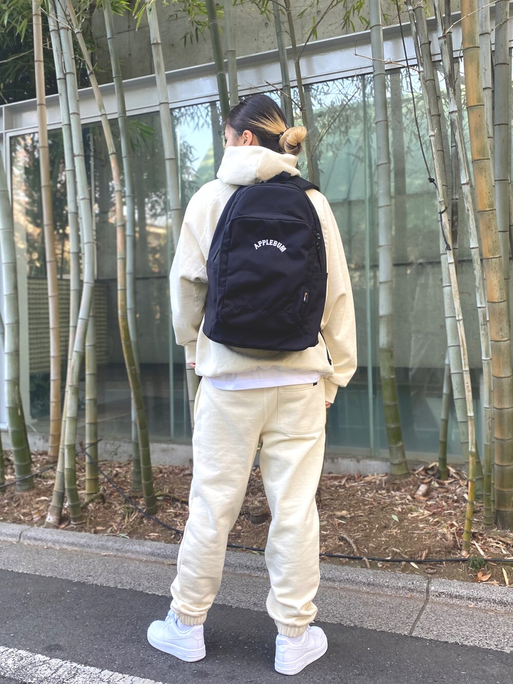 ホワイト系のスウェットパンツ、ブラック系のバックパック/リュックを着用したレディースの冬コーディネートの2枚目の写真