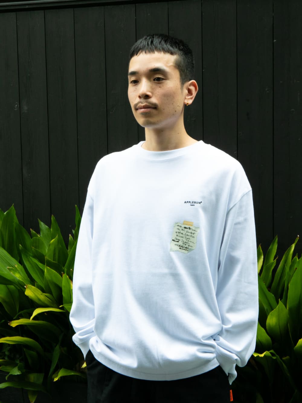 ホワイト系のTシャツ/カットソーを着用したメンズの秋コーディネートの3枚目の写真