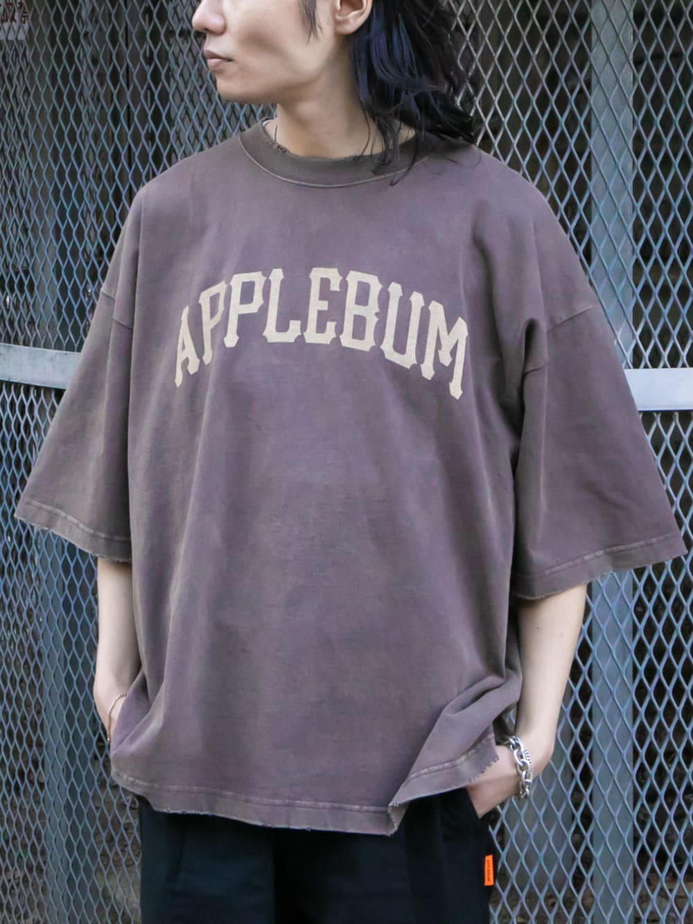ブラウン系のTシャツ/カットソーを着用したメンズの春コーディネートの2枚目の写真
