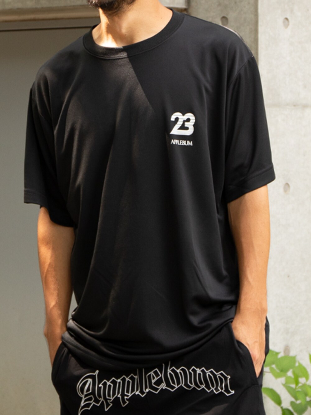 ブラック系のTシャツ/カットソー、ブラック系のその他パンツを着用したメンズの夏コーディネートの3枚目の写真