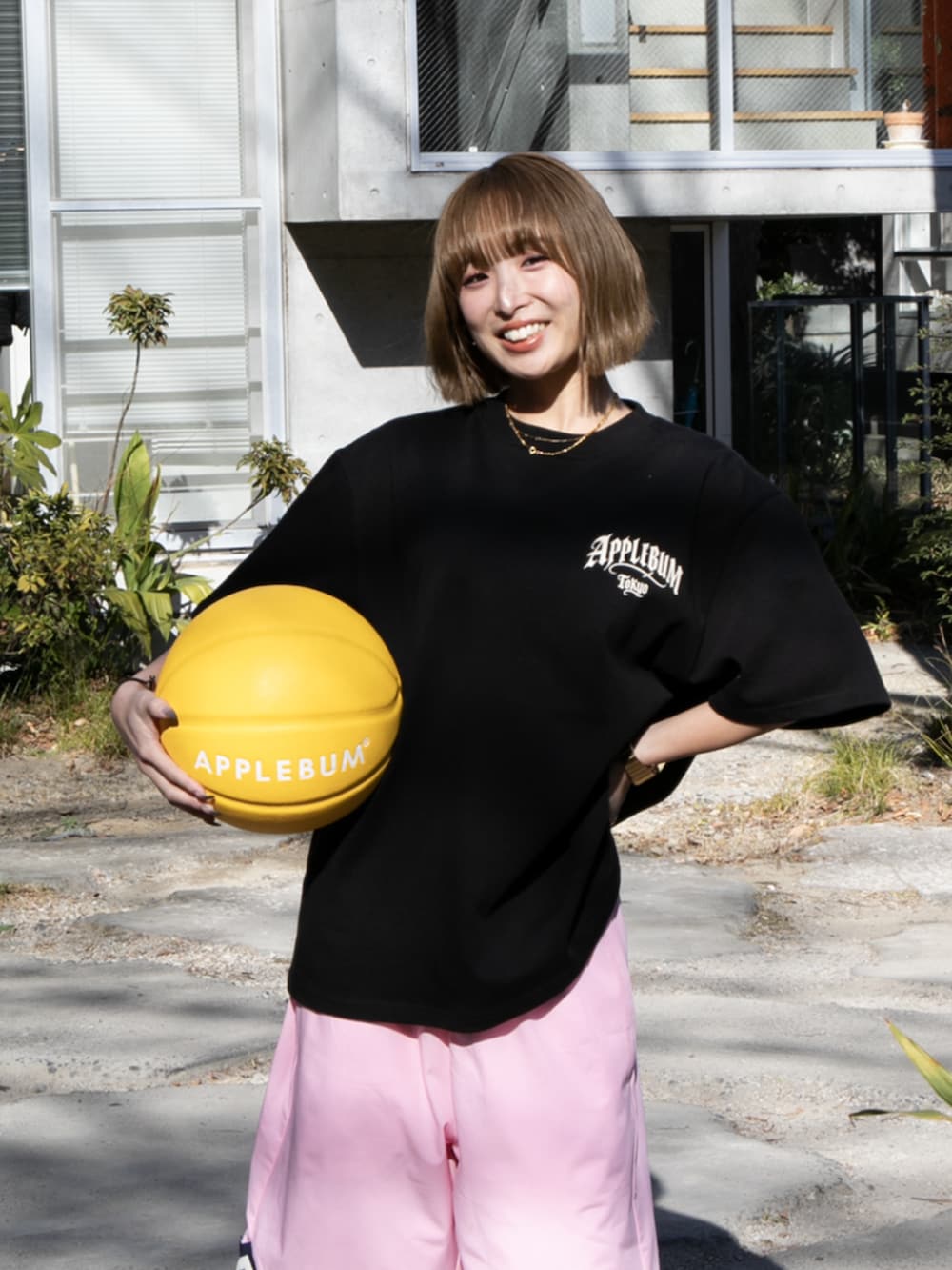 ブラック系のTシャツ/カットソー、イエロー系のスポーツグッズを着用したレディースの春コーディネートの2枚目の写真