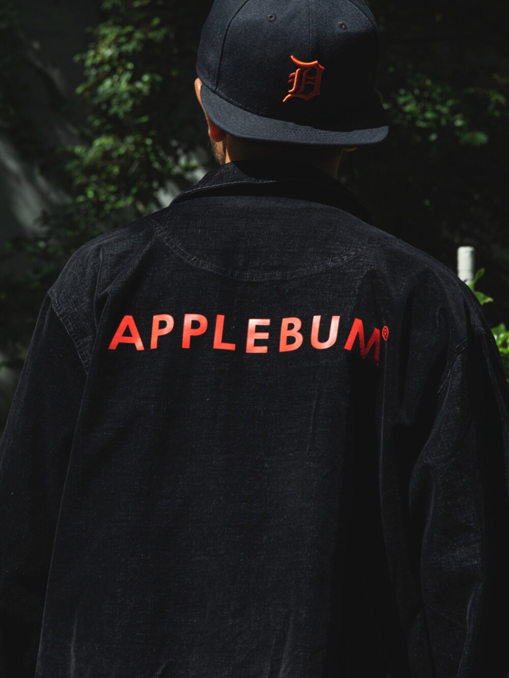 ブラック系のTシャツ/カットソー、ブラック系のその他アウター、ブラック系のスウェットパンツを着用したメンズの秋コーディネートの3枚目の写真