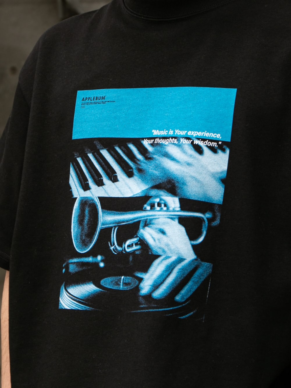 ブラック系のTシャツ/カットソー、ブラック系のその他パンツを着用したメンズの春コーディネートの3枚目の写真