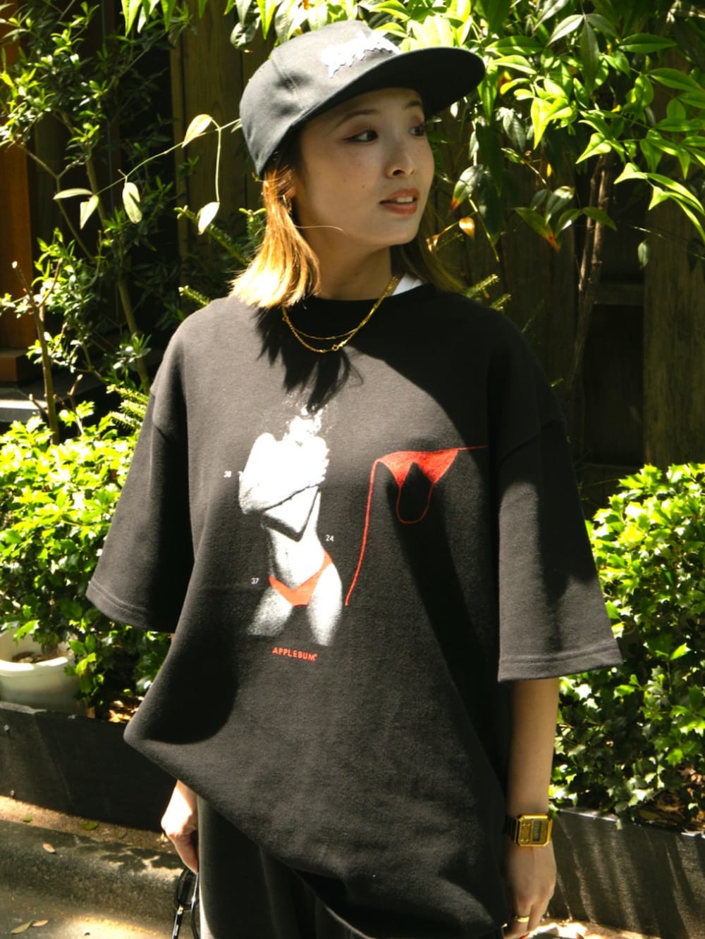 ブラック系のTシャツ/カットソー、ブラック系のスウェットパンツ、ブラック系のキャップを着用したレディースの夏コーディネートの3枚目の写真