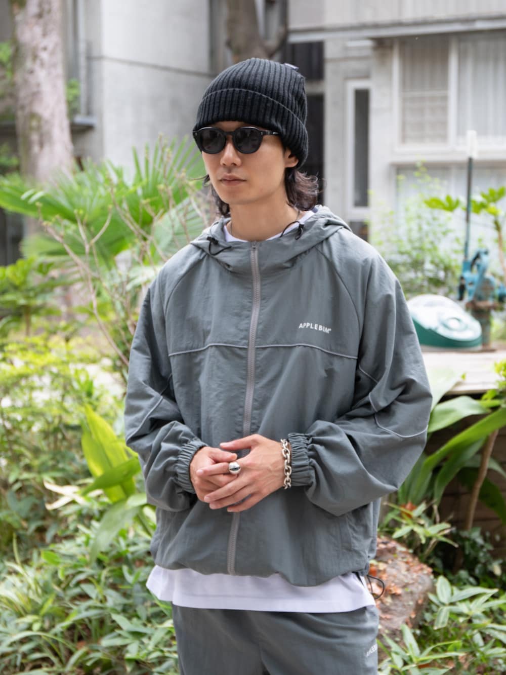 グレー系のナイロンジャケット、グレー系のその他パンツを着用したメンズの秋コーディネートの3枚目の写真