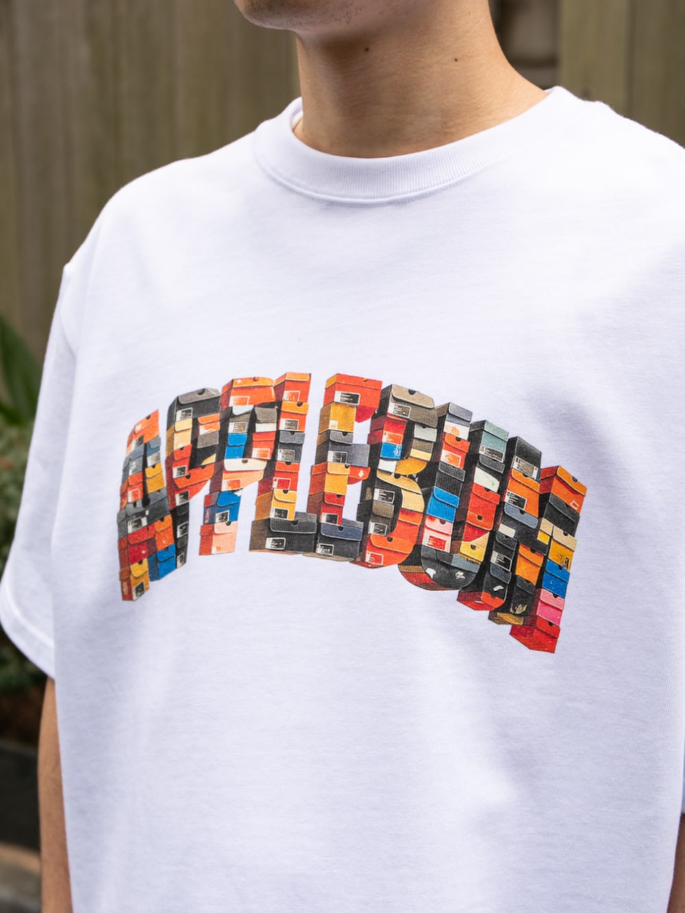 ブルー系のデニムパンツ、ホワイト系のTシャツ/カットソーを着用したメンズの夏コーディネートの2枚目の写真