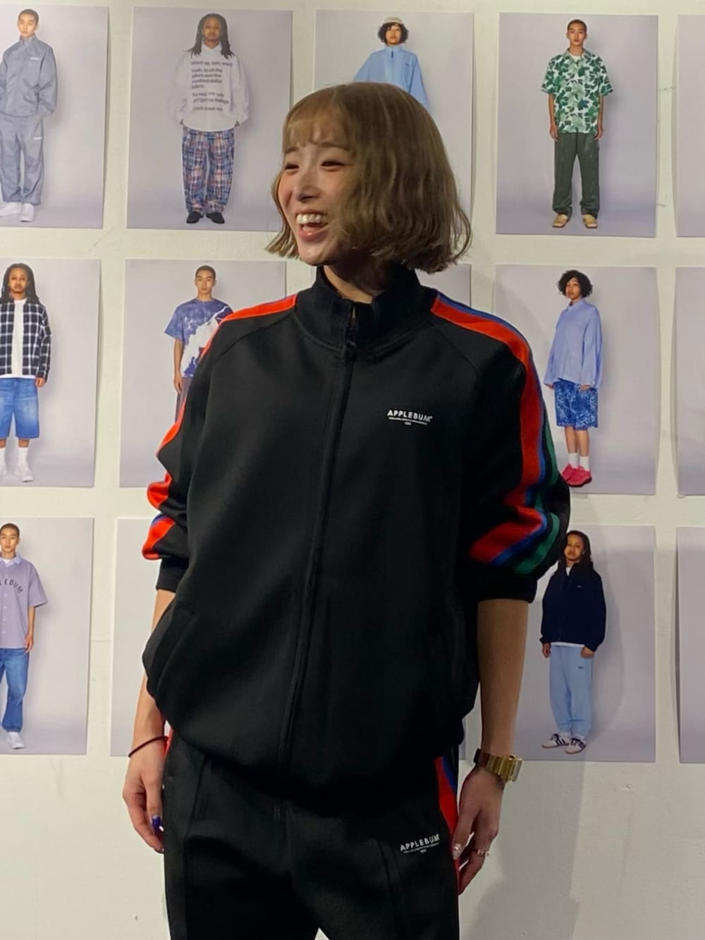 ブラック系のその他パンツ、ブラック系のブルゾンを着用したレディースの冬コーディネートの3枚目の写真